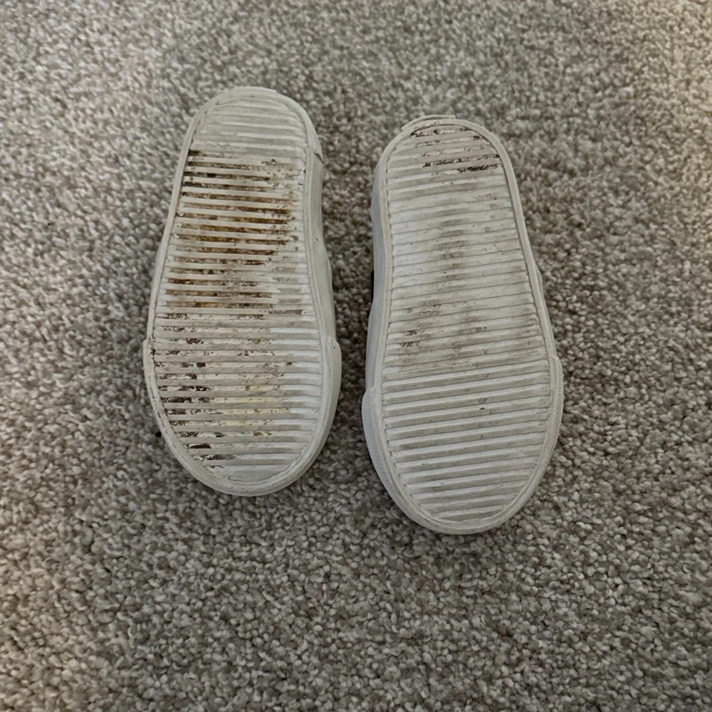 Kids Size 5 shoes. Disney, cat & jack, old navy - Picture 6 of 7